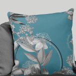 Türkisblaue Blütenmuster Kissen<br><div class="desc">Stilvolles Kissen mit botanischem Blumendesign in einer türkisfarbenen Palette mit silbergrauen und schwarzen Akzenten. Ein künstlerisches Blumendesign mit einem blühenden Myrtenzweig und einer abstrakten Komposition mit schwachen geometrischen Kreisen und Olivenzweigen und blühenden Blume auf weinbordeauxfarbenem Hintergrund. Diese Schichtzusammensetzung basiert auf Kombinationen von wiederholten Blätter, Kreisen und Blume, die sich überlagern...</div>
