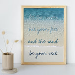 Türkisblaue Ozeanwellenwellen mit Inspiration Poster<br><div class="desc">Schöne zeitgenössische aquamarin türkisblaue Ozeansurfen Wellen und Strand Ufer. Mit Spaß "LASS die WELLEN auf IHRE FEET,  und der SAND SEIN IHR SITZ" Text Zitat.</div>