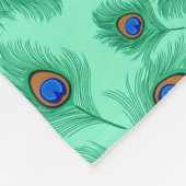 Türkisblaue Pfauenfedern auf dem Wasser Fleecedecke (Ecke)
