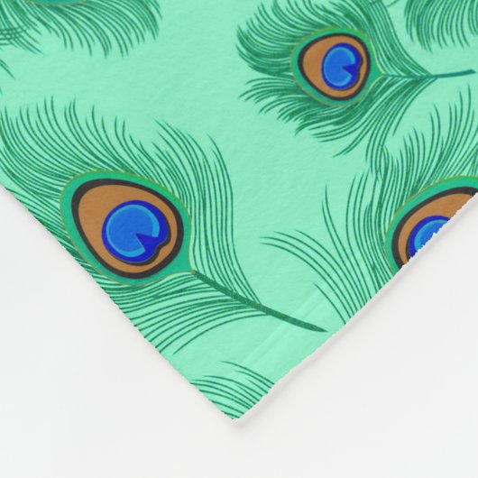 Türkisblaue Pfauenfedern auf dem Wasser Fleecedecke (Ecke)