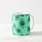 Türkisblaue Pfauenfedern auf dem Wasser Kaffeetasse (VorderseiteRechts)