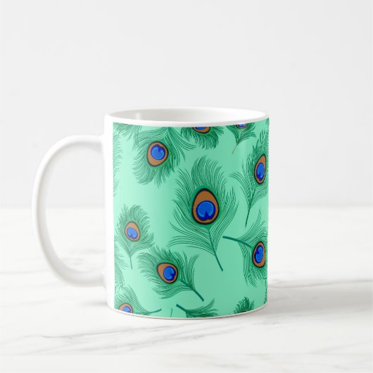 Türkisblaue Pfauenfedern auf dem Wasser Kaffeetasse (Links)