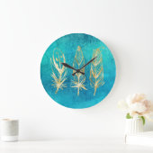 Türkisblaue und goldene Federn Große Wanduhr (Zuhause)