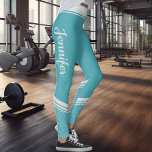 Türkisblaue, weiße Streifen & Name Moderne Leggings<br><div class="desc">Die modernen türkisfarbenen Leggings-Trainingsgeräte zeichnen sich durch ein elegantes Blumendesign auf den Knöcheln und Kälbern sowie durch weiße Streifen auf dem Bund aus. Einfach anpassbar,  indem Sie auf beiden Seiten Ihren Namen auf einem kalligraphisch weißen Schriftart hinzufügen.</div>