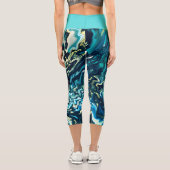 Türkisblaue Wirbel Paint Pour Design Capri Leggings (Rückseite)