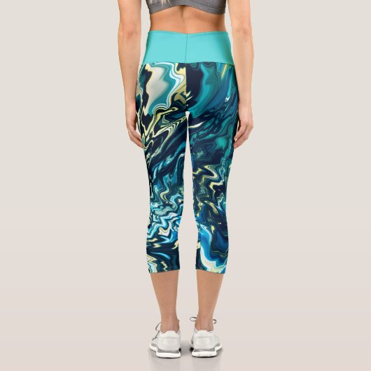 Türkisblaue Wirbel Paint Pour Design Capri Leggings (Rückseite)
