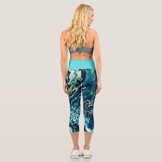 Türkisblaue Wirbel Paint Pour Design Capri Leggings (Rückseite)