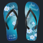 Türkisblaues Blumenmuster Hochzeit nur verheiratet Badesandalen<br><div class="desc">Diese eleganten Flip Flops mit Blumenmuster auf türkisblauem Hintergrund und Hochzeitswörtern Typografie sind eine hübsche Idee für Ihre Hochzeit. Sie fügen Ihrem Hochzeitstag, Junggeselinnen-Abschied oder anderen Feierlichkeiten eine stilvolle Glamour hinzu. Strich Anpassen Sie es mit Ihrer Formulierung durch die Vorlagenfelder. Wenn Sie gewollt haben, um den Stil, die Farbe oder...</div>