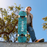 Türkisblaues cooles Blattmuster individuelle Name  Skateboard<br><div class="desc">Mit diesem personalisierten individuelle Name Skateboard können Sie Flair auf Ihren Straßen verbringen. Moderne, trendige, weiße, bedrückte, edgy Typografie überlagert ein türkisblaues Omelblätterdach-Damasketmuster auf einem reichen, aquamarinen, strukturierten Hintergrund. Macht jedes Mal, wenn Sie auf dem Bürgersteig surfen, eine coole und stilvolle Aussage. Ein tolles Geschenk für jemanden, der etwas Besonderes...</div>