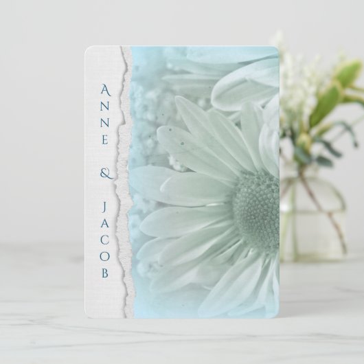 Türkisblaues Makro auf abgerissenem Papier Einladung (Stehend Vorderseite)