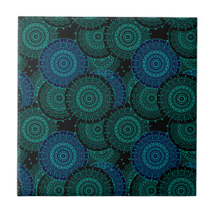 Türkisblaues rundes Mandala auf schwarzem Hintergr Fliese