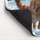 Türkische Angora Katze läuft in Schnee Weihnachtsh Mousepad (Ecke)