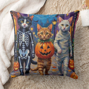 Türkische Angora-Katzen in Halloween-Kostümen Kissen