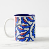 Türkische Fliesen-blaues Blumen-Makromuster Zweifarbige Tasse (Links)