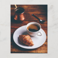 Türkischer Kaffee und frisch Croissant