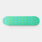 Türkises und Limettengrün geometrisches Muster Skateboard (Horizontal)