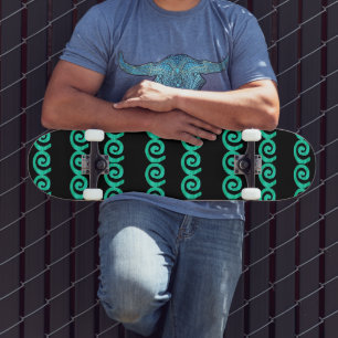 Türkisfarben und blaue Spiralmuster auf schwarz Skateboard