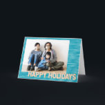 Türkisfarben und rosa Linien Modernes Personalisie Feiertagskarte<br><div class="desc">Say Happy Holidays im Stil mit dieser lustigen und trendigen personalisierten Fotokarte,  mit türkisblauem Hintergrund gestreift und rot-rosa Typografie.</div>