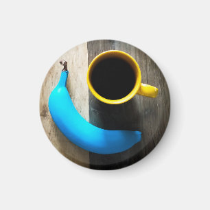 Türkisfarbene Banane und Tasse mit gelbem Kaffee - Magnet