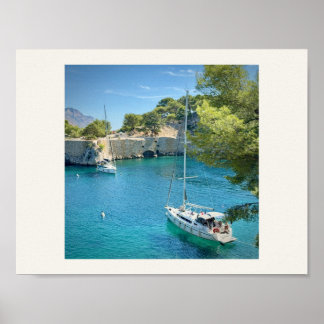 Türkisfarbene Bucht & Segelboot Fotokunst Druck Poster