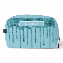 Türkisfarbene Glittertropfen auf einer himmelblaue