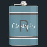 Türkisfarbene Personalisierte Monogrammbezeichnung Flachmann<br><div class="desc">Single Initial & Name Mit Monogramm Edelstahlflaschen sind zeitlos, klassisch und stilvoll. Unser einzigartiges Design ist das perfekte personalisierte Geschenk für diesen besondere Anlass. Bestellen Sie unsere integrierte Kollektion von koordinierenden Farben und Golf - Sportzubehör. Eine individuell mit Monogramm Initial- und Namenskombination wird in türkisfarbenem und grauem Design ergänzt. Die...</div>