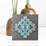 Türkisfarbene Schwarz-weiß geometrische dynamische Fliese<br><div class="desc">Diese Keramik-Kachel zeigt eine faszinierende Mischung aus moderner und zeitloser Ästhetik. Der Hintergrund weist ein dynamisches Muster auf, das an Zebrastreifen erinnert, mit abwechselnden schwarz-weißen Linien unterschiedlicher Stärke. Dies schafft einen visuell auffälligen Hintergrund für das symmetrische geometrische Muster in der Mitte der Kachel. Das Hauptmuster besteht aus fett-türkisfarbenen Formen, die...</div>