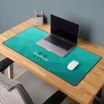 Türkisfarbenes aquamarines geometrisches Messemust Schreibtischunterlage<br><div class="desc">Monogram Personalize mit Ihrem benutzerdefinierten Initial und Namen. Einzigartige coole Schreibtischmatte für Büro,  Zimmer,  Arbeit,  menschliche Höhle,  Spielzimmer...  Blaugrün aquamarin türkisfarbenes geometrisches Mesh Muster. Subtile moderne Design Elegante und coole Dreieck geometrische Mesche Gradienten.</div>