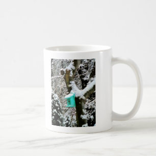 Türkisfarbenes Geburtshaus im Winter Kaffeetasse