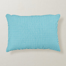 Türkisfarbenes Gingham-Kissen auf neutralem Hinter Dekokissen