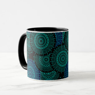 Türkisfarbenes, rundes Mandala auf schwarzem Hinte Tasse