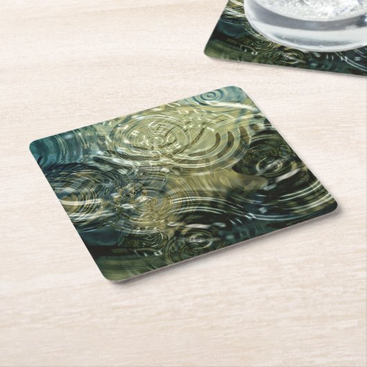 Türkisfarbenes Wasser, das den Untersetzer (angewinkelt)