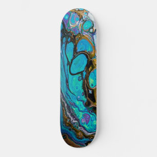 Türkisfarbenes Wasser und abstrakte Kunst Skateboard