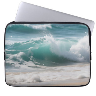Türkiswelle stürzt auf den Strand Laptopschutzhülle