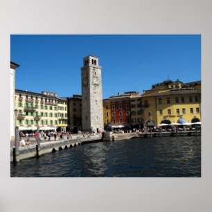 Turm Apponale und Hafen in Riva del Garda. Poster