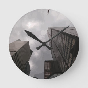 Turm in der Stadt. Runde Wanduhr