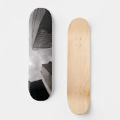 Turm in der Stadt. Skateboard (Vorderseite)