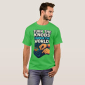 “Turn the Knobs, Change the World – Producer T-Shi T-Shirt (Vorne ganz)