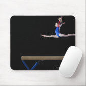 Turnast (9-10) springen auf Balancestrahl 2 Mousepad (Mit Mouse)