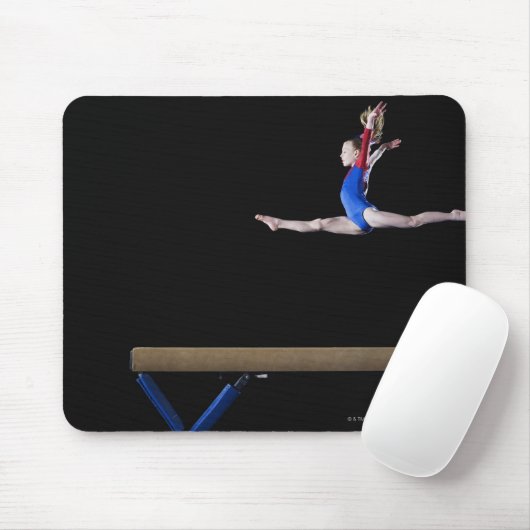Turnast (9-10) springen auf Balancestrahl 2 Mousepad (Mit Mouse)