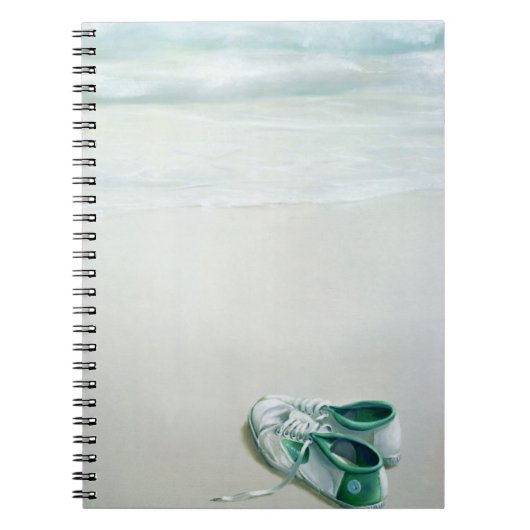 Turnhallen-Schuhe auf Strand Notizblock (Vorderseite)