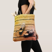 TURNSCHUHE AUF EINEM PIER TASCHE (Von Nahem)