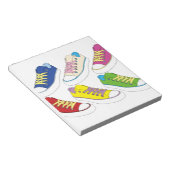 Turnschuhe zeichnend, farbige Laufschuhe Notizblock (angewinkelt)