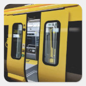 Türöffnung Quadratischer Aufkleber (Vorderseite)