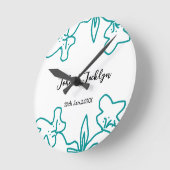 Turquoise blue wedding couple name date flstylish runde wanduhr (Winkel)