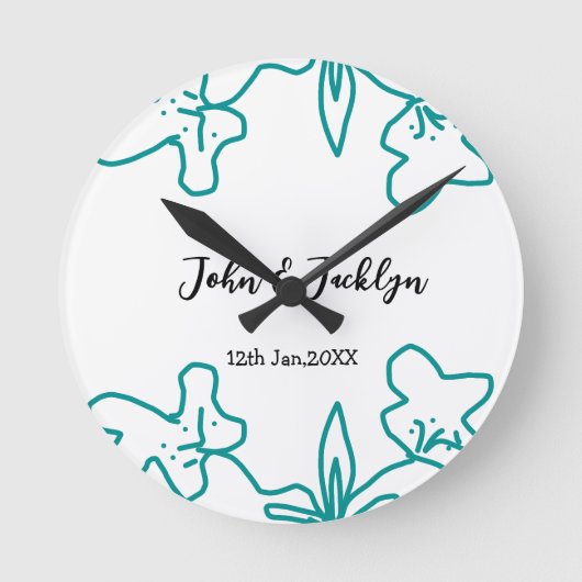 Turquoise blue wedding couple name date flstylish runde wanduhr (Vorderseite)