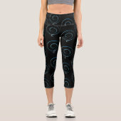 Turquoise Gratitude Scattered Black Background Capri Leggings (Vorderseite)