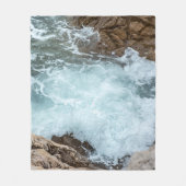 Turquoise Ocean Waves on Rocky Shore Fleecedecke (Vorderseite)