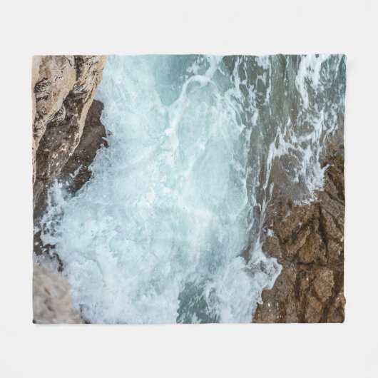 Turquoise Ocean Waves on Rocky Shore Fleecedecke (Vorderseite (Horizontal))