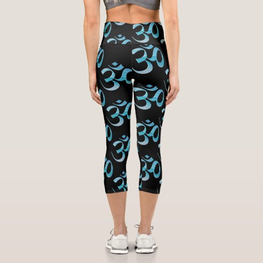 Turquoise Om Scattered Black Background Capri Leggings (Rückseite)
